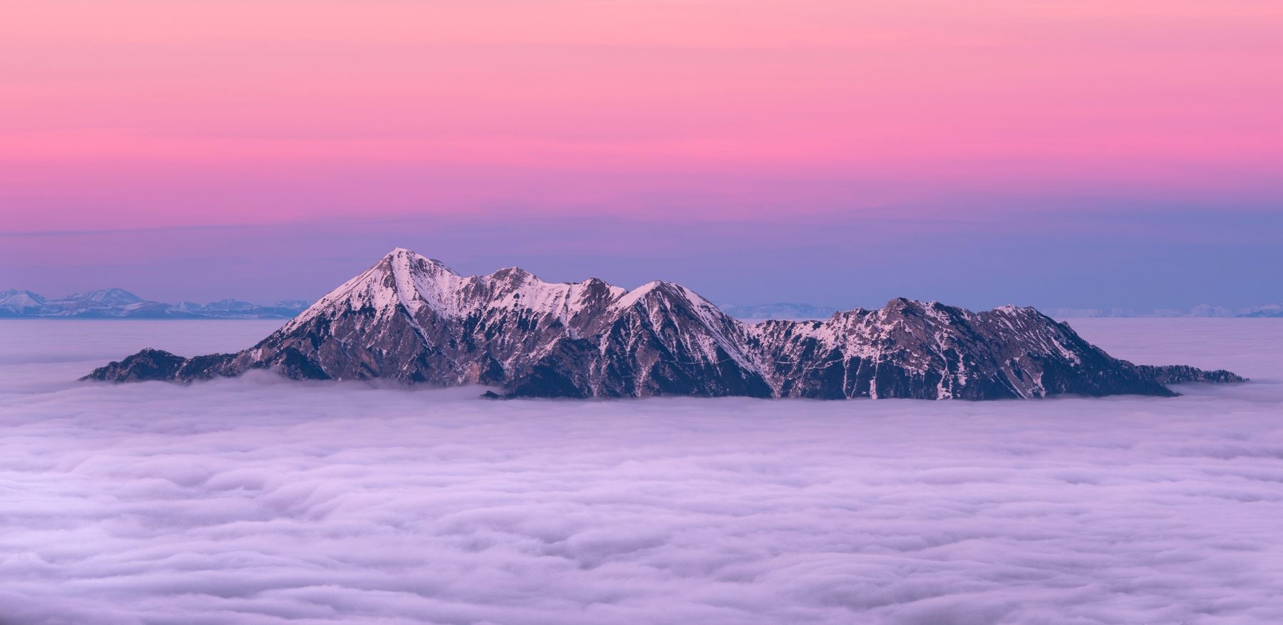 Offene Wiese vor einem Bergkamm in der Steiermark