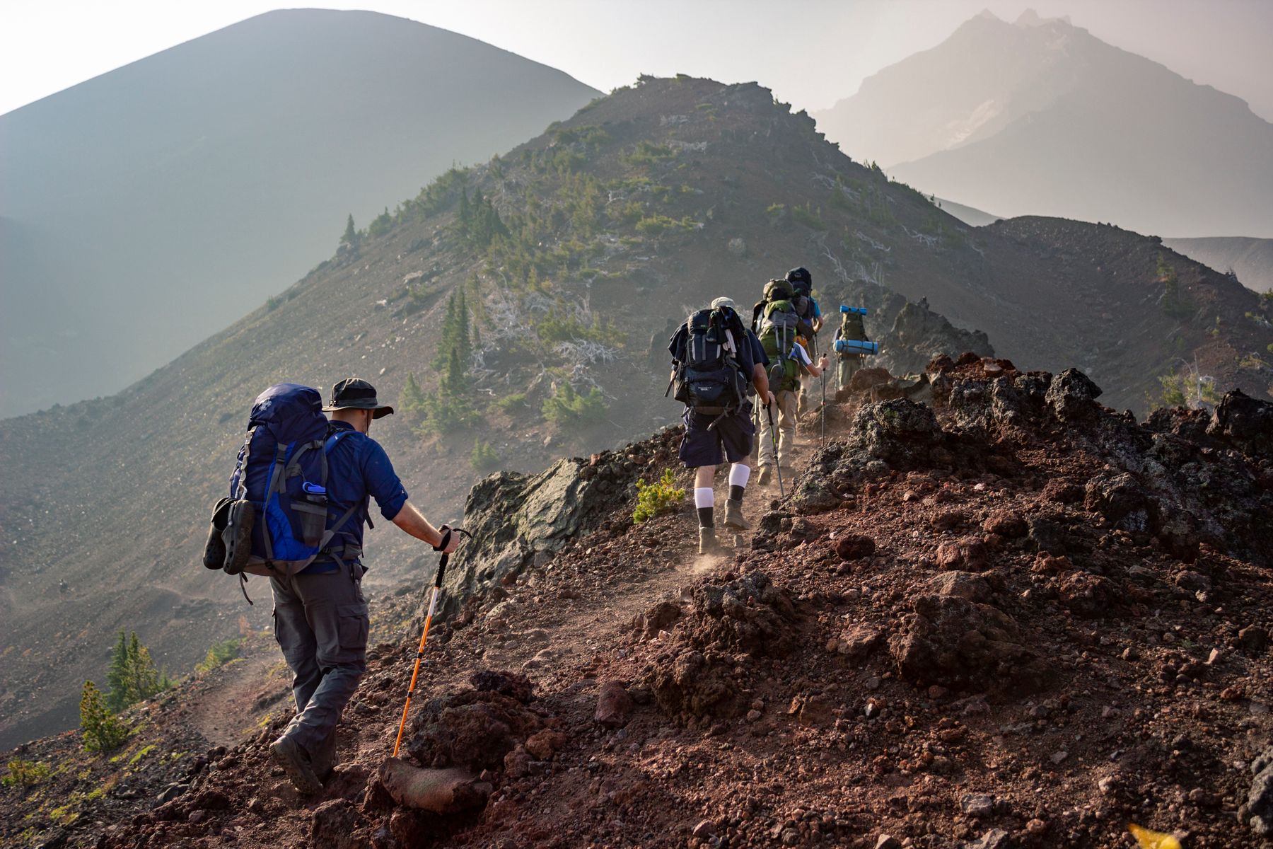 Schmaler alpiner Pfad durch felsiges Gelände