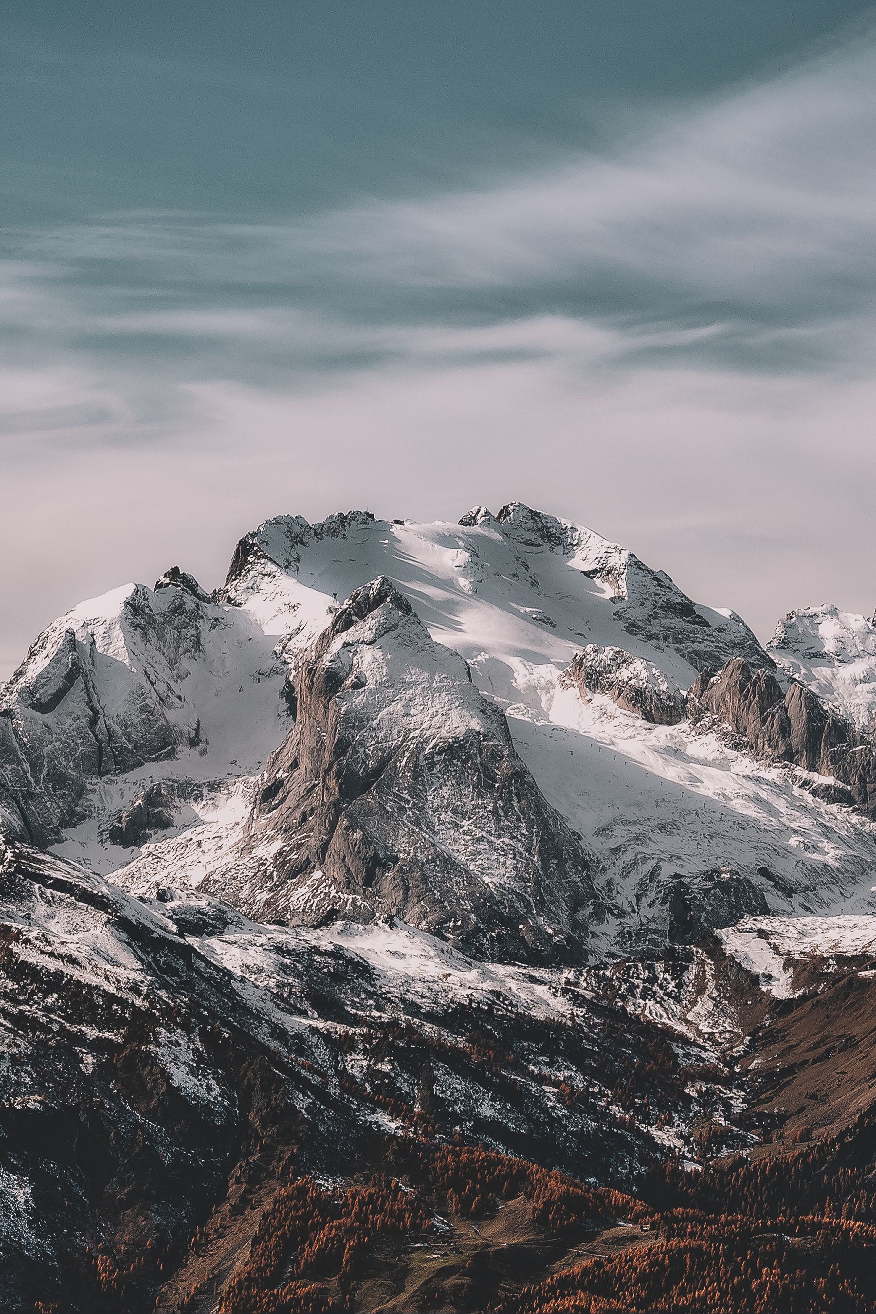 Verschneite Berggipfel in Österreich im Winter