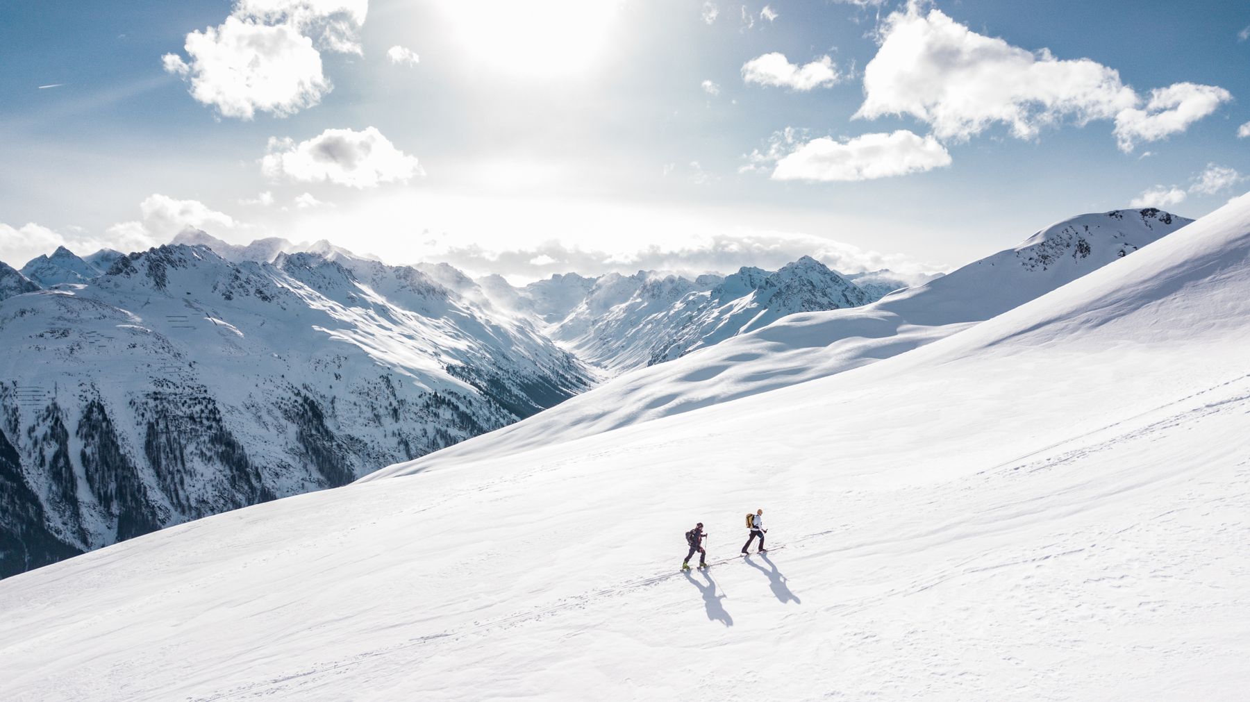 Wanderin auf einem Bergweg in den österreichischen Alpen